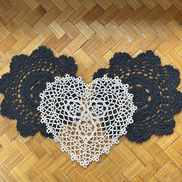 🌟HOST PICK!🌟🌹3 vintage doilies, heart & black, handmade - Picture 8 of 12